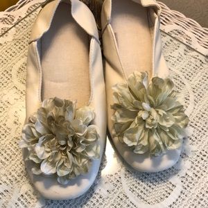 Cream slippers with flowers